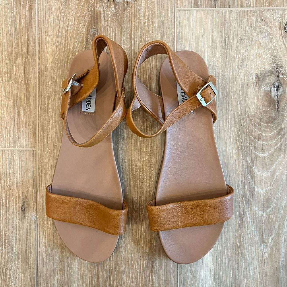 STEVE MADDEN BROWN FLAT SANDALS